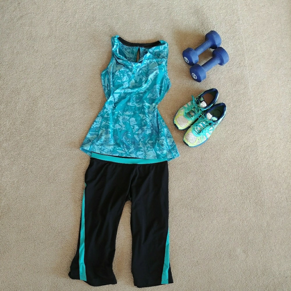Gaiam L turquoise blue sports bra